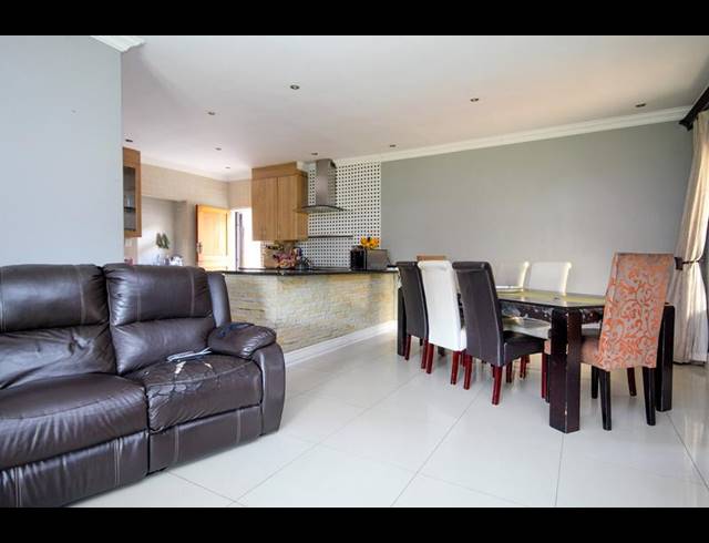 5 BEDROOM TOWNHOUSE FOR SALE IN THATCHFIELD